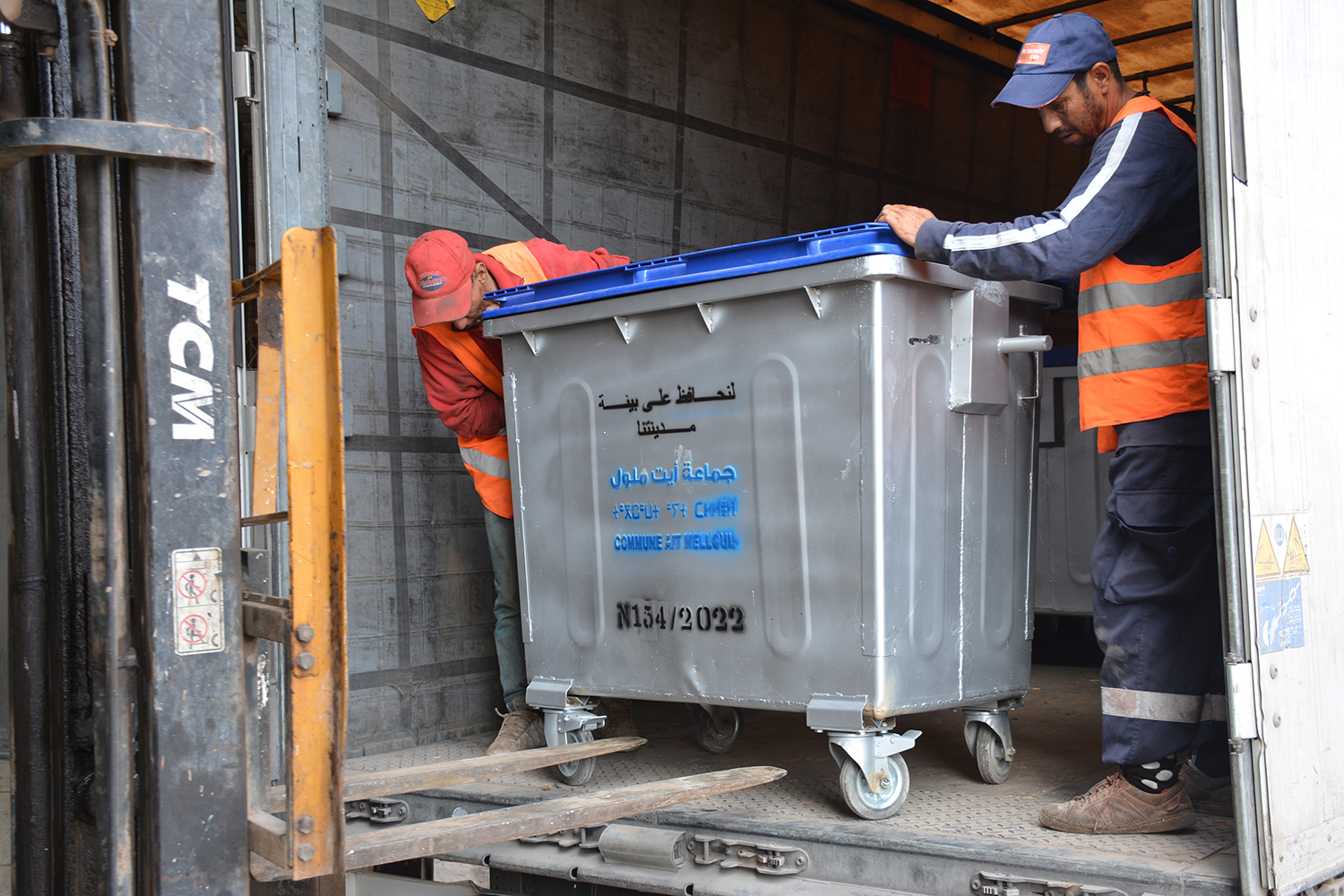 جماعة ايت ملول تباشر توزيع الحاويات الجديدة في إطار برنامجها لتأهيل معدّات وآليات النظافة بالمدينة.
